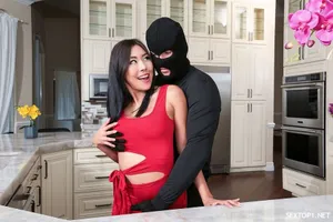 Người vợ xinh đẹp bị trộm ép làm tình đến có thai