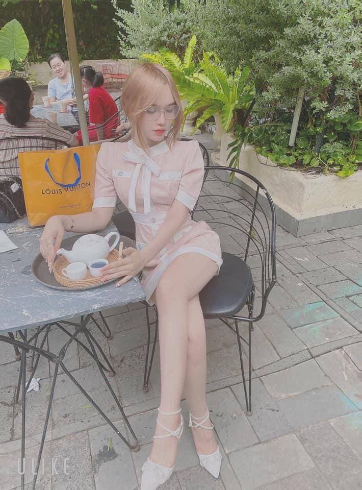 Hai chị em sinh đôi OO dễ thương nhất sau khi cùng nhau đi biển, thân hình trẻ trung và mềm mại, được đàn ông yêu thích