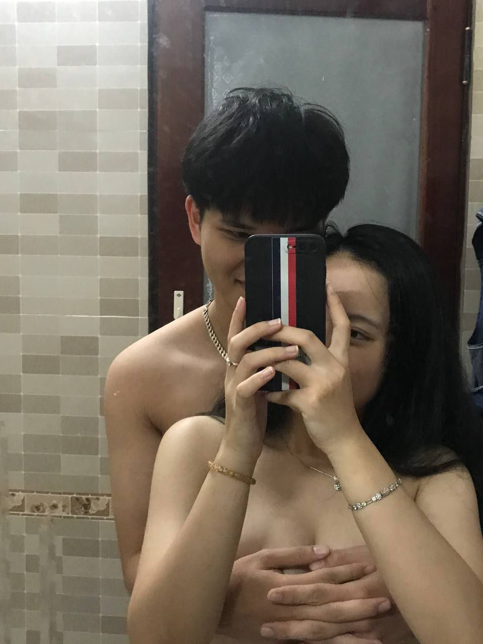Thiếu thốn, vợ yêu lén lút với tên thợ sửa điều hòa